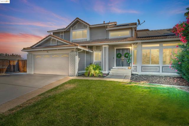 235 Pecan Pl, Brentwood CA: https://media.crmls.org/mediaz/eac42695-fb09-40ef-9313-3e06c6caa2c3.jpg