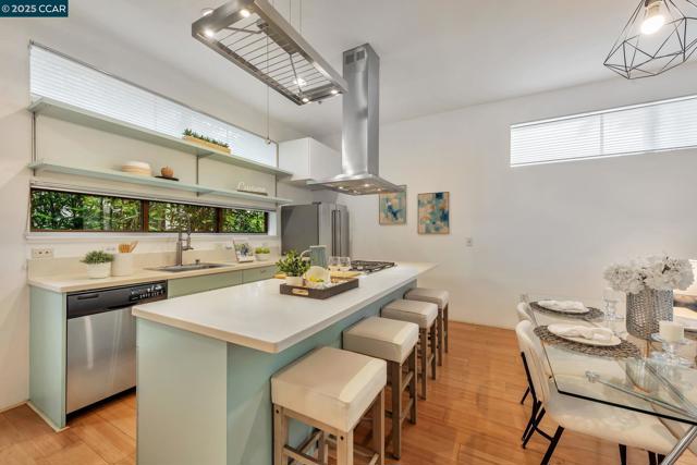 1231 Pine St, Oakland CA: https://media.crmls.org/mediaz/eac44193-2876-463f-b35d-3737df84f93d.jpg