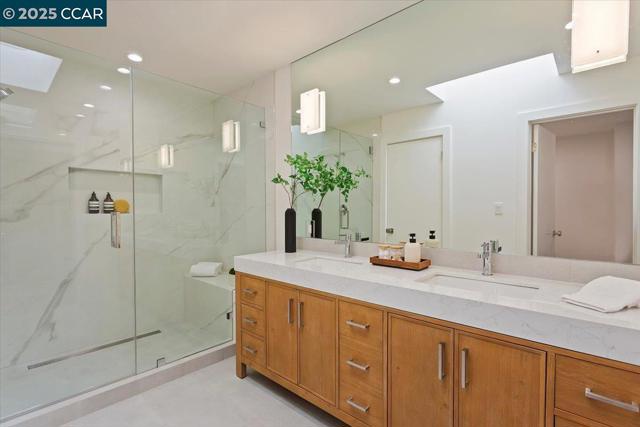 316 Village View Ct, Orinda CA: https://media.crmls.org/mediaz/eac46b06-620a-4d93-b10b-794e55ac480a.jpg