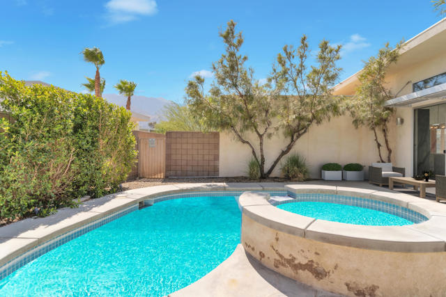 2703 Alexander Club Drive, Palm Springs CA: https://media.crmls.org/mediaz/eac4722d-6e9f-4256-a4b1-59820315d52a.jpg