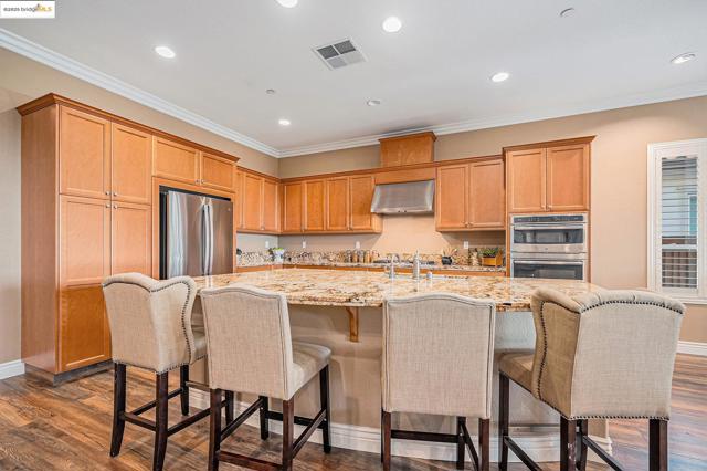 1741 Veneto Ln, Brentwood CA: https://media.crmls.org/mediaz/eac5f7fd-0ca8-482e-a281-711ced23e305.jpg