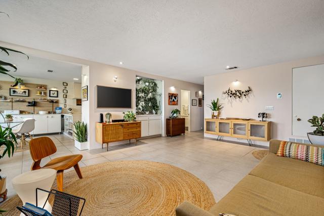 2501 N Whitewater Club Drive, Palm Springs CA: https://media.crmls.org/mediaz/eac642ea-2368-4f2b-a301-01305a1cd6f8.jpg