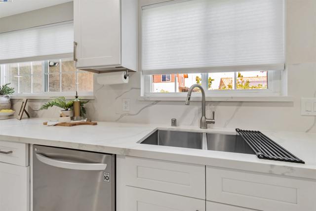597 Singley Dr, Milpitas CA: https://media.crmls.org/mediaz/eac6eaa6-4e85-4016-957d-501dba72ba72.jpg