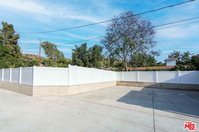 9701 Wheatland Avenue, Sunland CA: https://media.crmls.org/mediaz/eac71cec-31d1-4842-9682-a3070abced25.jpg