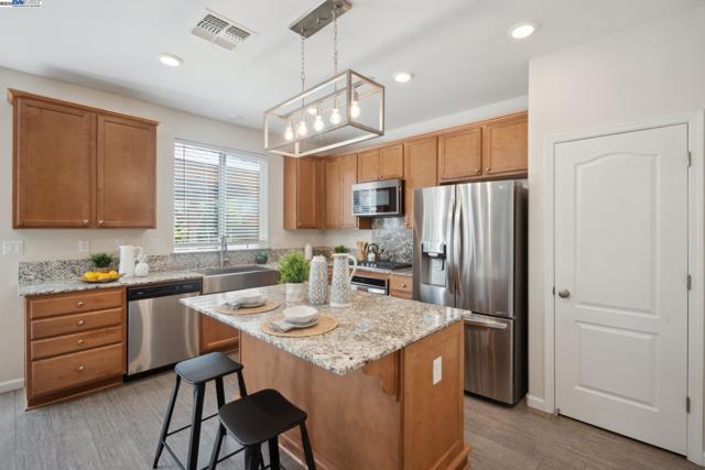 1109 Marsala Cir, Salinas CA: https://media.crmls.org/mediaz/eac9a62f-3e6f-40e8-8e45-3f7ff9325359.jpg
