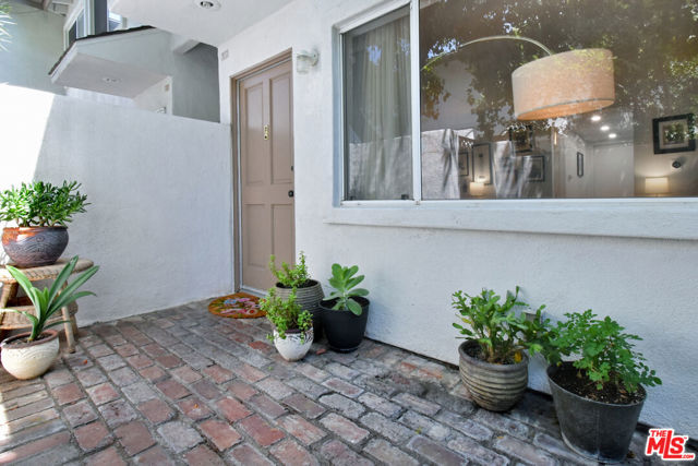 18611 Collins Street, E10 photo 4