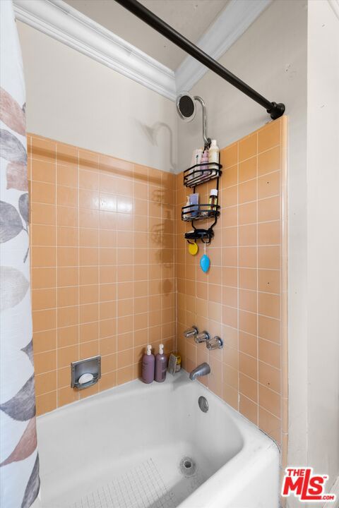 9253 Hayvenhurst Avenue, North Hills CA: https://media.crmls.org/mediaz/eaca5d77-57a2-4251-8487-da36fc3cf830.jpg