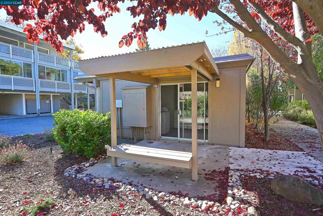 2748 Tice Creek Dr, Walnut Creek CA: https://media.crmls.org/mediaz/eacaa1b7-a597-4d2c-aa62-554d115858c0.jpg