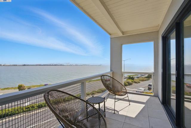 3 Commodore Dr, Emeryville CA: https://media.crmls.org/mediaz/eacc4730-e179-4ae4-b24a-834f945481d9.jpg