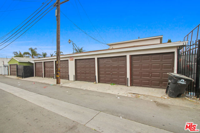 11032 Atlantic Avenue, Lynwood CA: https://media.crmls.org/mediaz/eaccd2bf-5291-4080-99d8-44f9b3a87b57.jpg