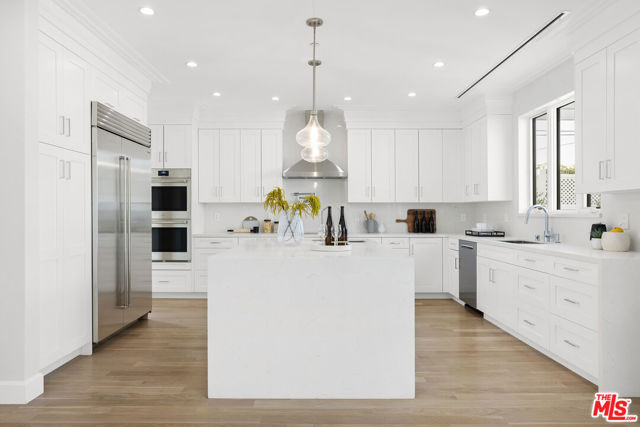 633 N Formosa Avenue, Los Angeles CA: https://media.crmls.org/mediaz/eaccf353-d822-48f3-af00-6a700e544a51.jpg