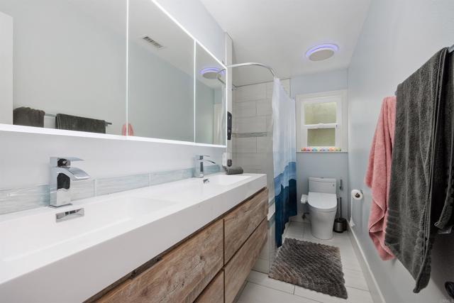 3984 Scott Dr., Carlsbad CA: https://media.crmls.org/mediaz/eaccf66b-6b6e-4da7-a8d5-90f9a348b9b2.jpg