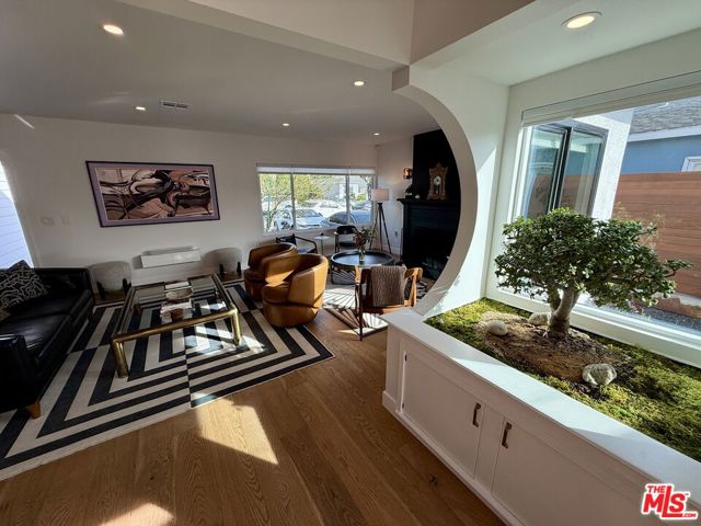 3625 Somerset Drive, Los Angeles CA: https://media.crmls.org/mediaz/eacd1f58-1d9f-4813-96c4-7e9f14bf109f.jpg