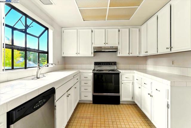 2437 Sebastopol Ln, Hayward CA: https://media.crmls.org/mediaz/eacdb560-c211-4a8d-a1a4-dbbbaebd171e.jpg