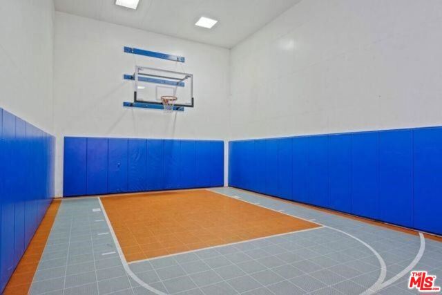 5530 Owensmouth Avenue, Woodland Hills CA: https://media.crmls.org/mediaz/eaceeda9-ec58-45be-966a-fb5d1061ad5d.jpg