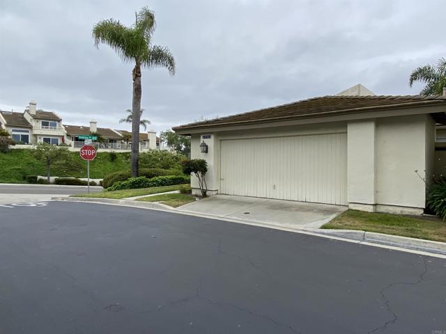 4793 Endeavor Lane, Carlsbad CA: https://media.crmls.org/mediaz/eacfb3b3-01f7-4839-9879-8dc356e96d80.jpg