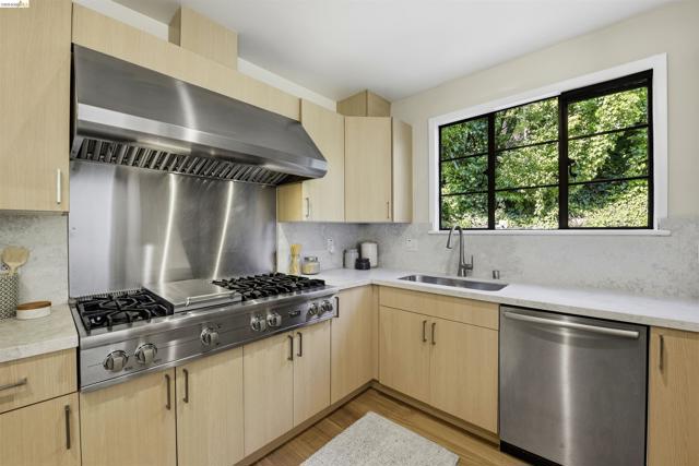 44 Highgate Rd, Kensington CA: https://media.crmls.org/mediaz/ead03e74-865c-40bc-90ff-accc94bd06f4.jpg