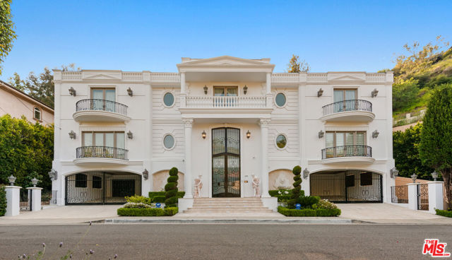 1455 Robmar Drive, Beverly Hills CA: https://media.crmls.org/mediaz/ead0ad89-19c6-474d-b1f8-d0df5a1079ae.jpg