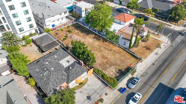 1562 S Fairfax Avenue, Los Angeles CA: https://media.crmls.org/mediaz/ead1ad6f-5ae4-4ee3-a050-46882835306f.jpg