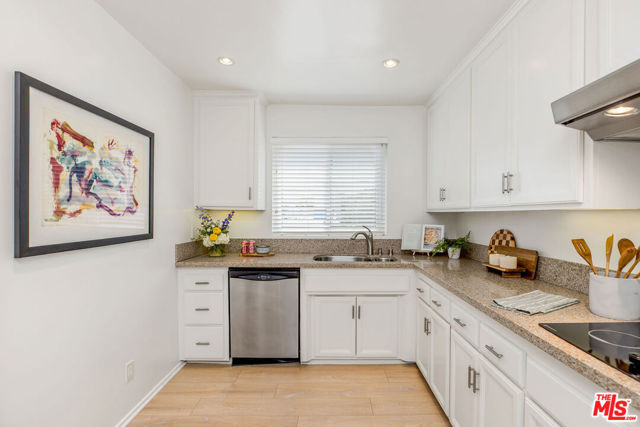 930 3rd Street, Santa Monica CA: https://media.crmls.org/mediaz/ead25295-c567-4130-a86a-d0104f1dba68.jpg