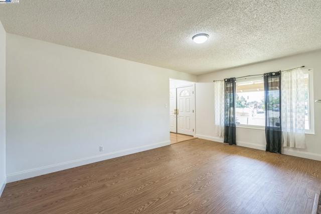 1849 Sherman Dr, Union City CA: https://media.crmls.org/mediaz/ead272d5-88b5-4b7a-88f5-a8b1493f3ed0.jpg