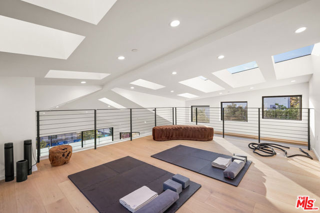 2530 Beverley Avenue, Santa Monica CA: https://media.crmls.org/mediaz/ead2fe69-85cd-4e4c-abd3-4e8b21a6e752.jpg