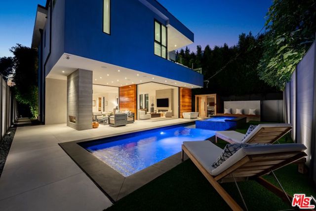 818 N Curson Avenue, Los Angeles CA: https://media.crmls.org/mediaz/ead36b2b-ffd8-4162-9be5-51aab1235d6b.jpg
