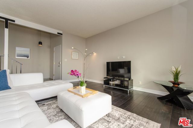 18065 Coastline Drive, Malibu CA: https://media.crmls.org/mediaz/ead393dc-a7db-4002-933e-90d687de9ce7.jpg