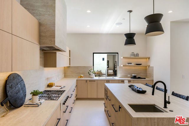 2115 Walnut Avenue, Venice CA: https://media.crmls.org/mediaz/ead3dd47-8184-4be4-b0d1-a2ecde55e70f.jpg