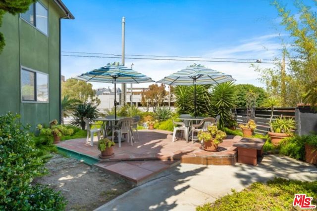 119 Paloma Avenue, Venice CA: https://media.crmls.org/mediaz/ead40370-5849-4aa2-8d8c-de07bc683d7c.jpg