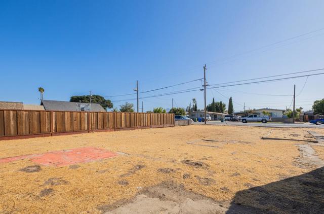704 Oak Avenue, Greenfield CA: https://media.crmls.org/mediaz/ead41358-bed7-46f0-aaa4-3e9a02e9d370.jpg