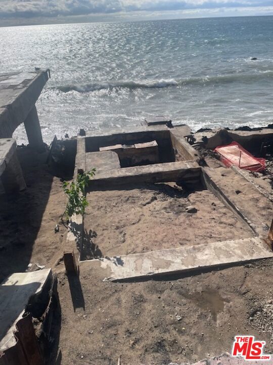 20840 Pacific Coast Highway, Malibu CA: https://media.crmls.org/mediaz/ead60dfe-6e0b-46e1-af10-edc2c1a7d46b.jpg