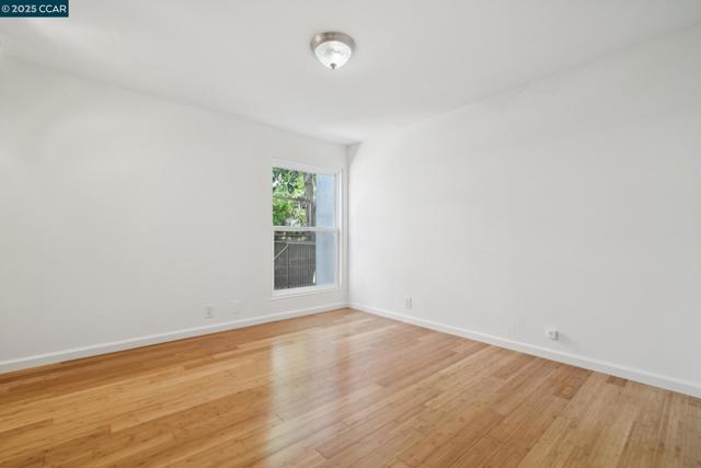 150 Pearl St, Oakland CA: https://media.crmls.org/mediaz/ead8153f-06e6-4b43-b704-259dae84edc3.jpg