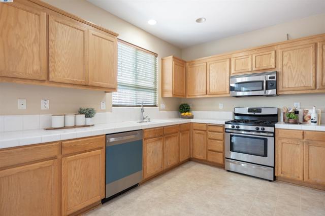 181 Maidenhair St, Pittsburg CA: https://media.crmls.org/mediaz/ead99a34-6104-435b-b249-87fd59a220ce.jpg