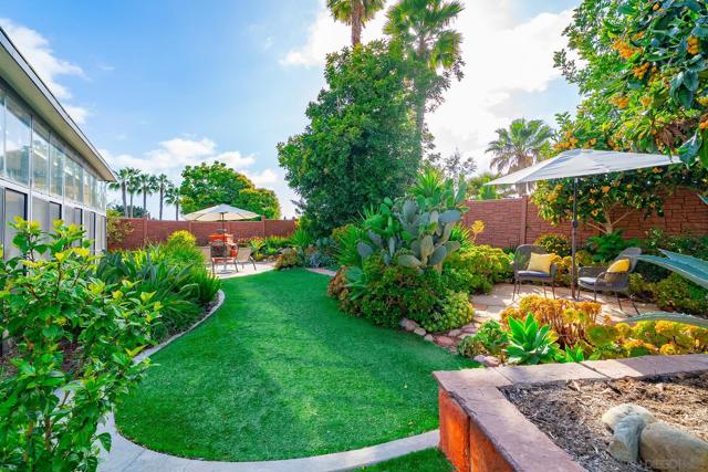 6433 La Paloma Street, Carlsbad CA: https://media.crmls.org/mediaz/ead9c66a-740d-472b-8274-c912a64c5802.jpg