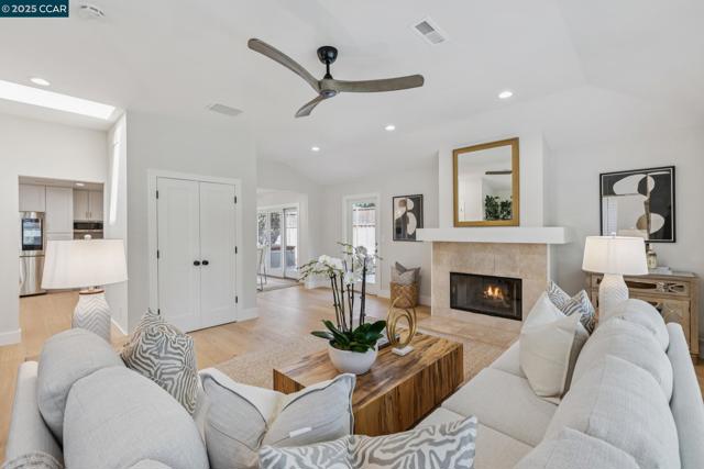 241 E Creek Dr, Menlo Park CA: https://media.crmls.org/mediaz/eadab800-db25-4811-a2c4-af22ed9ee561.jpg