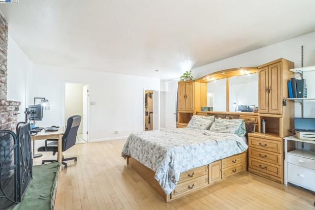 7525 Circle Hill Dr, Oakland CA: https://media.crmls.org/mediaz/eadb32ee-6b69-475e-bc3e-713ab4277d0c.jpg
