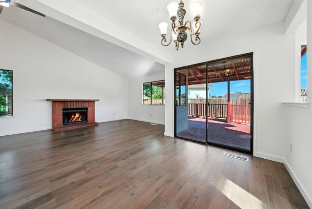 2524 Brazil Ct, Antioch CA: https://media.crmls.org/mediaz/eadb7298-719f-470d-8973-49928c792e48.jpg