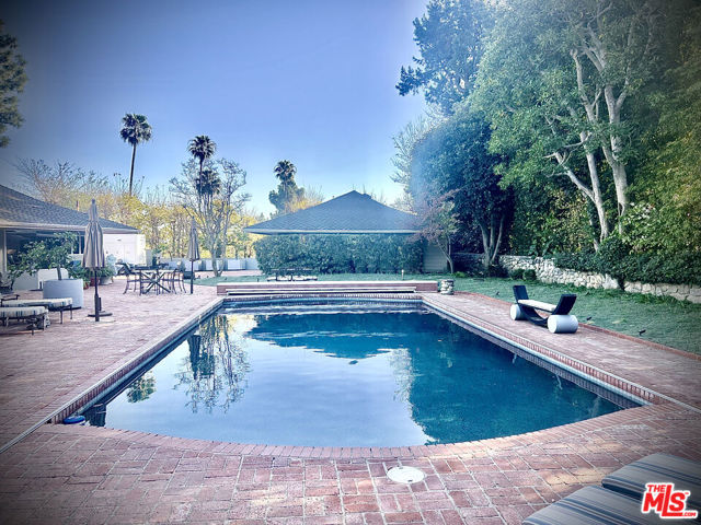 917 Oxford Way, Beverly Hills CA: https://media.crmls.org/mediaz/eadb8c1e-292b-4ef1-8570-fcb565461b78.jpg