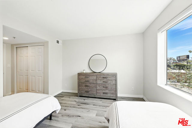 1211 S Shenandoah Street, Los Angeles CA: https://media.crmls.org/mediaz/eadc386d-95ee-4d87-9e65-cab3cc37f49a.jpg