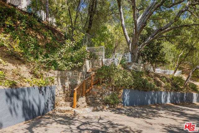 11349 Canton Drive, Studio City CA: https://media.crmls.org/mediaz/eadc4d9b-ff1d-4d64-90b1-48ee34dbad57.jpg