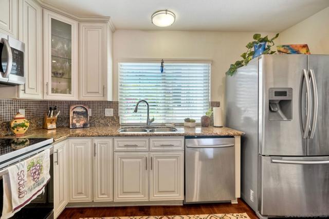 17476 Plaza Cerado, San Diego CA: https://media.crmls.org/mediaz/eadd4f38-f48a-416f-9c7a-c519ee759e2c.jpg