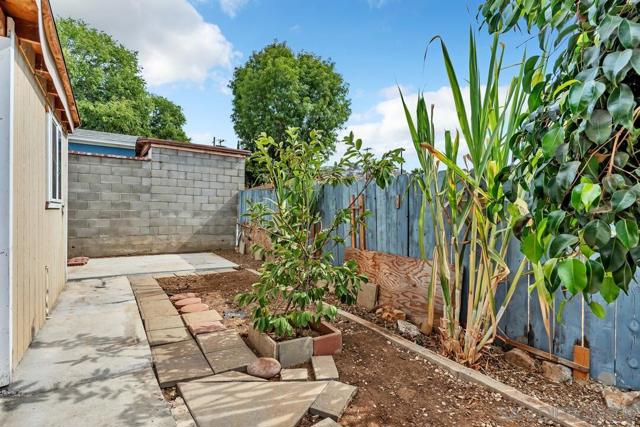 935 Ramona Ave, Spring Valley CA: https://media.crmls.org/mediaz/eade12e0-2e41-44f6-8044-986f2c0eabb0.jpg