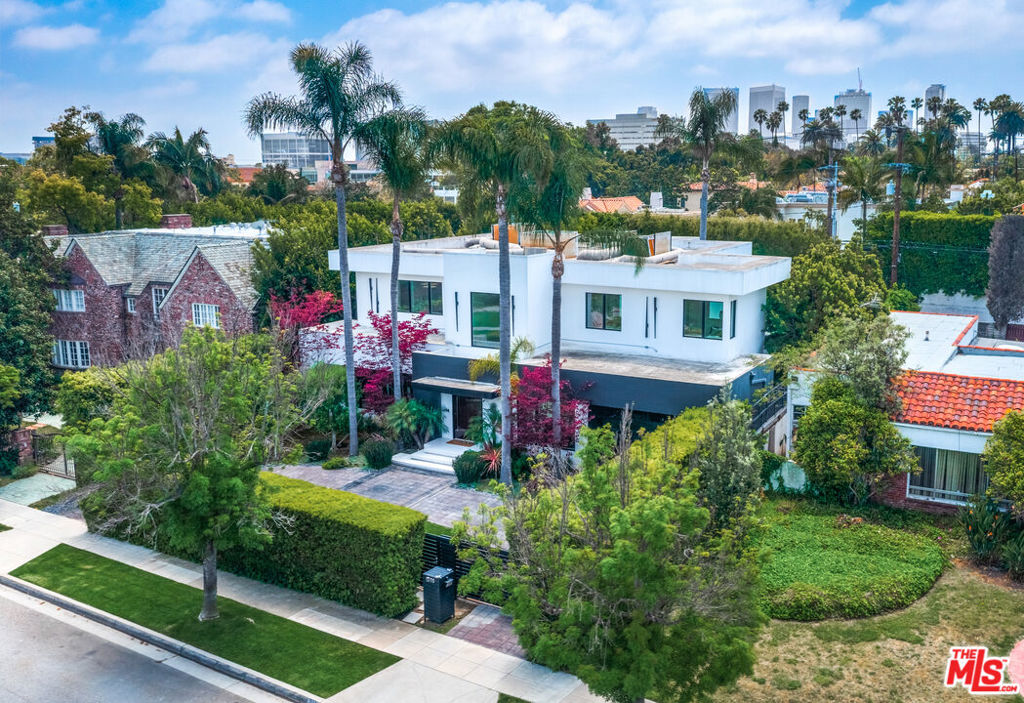 https://media.crmls.org/mediaz/eade3a10-0490-471c-8d80-b696c2fc29a7.jpg?preset=X-Large