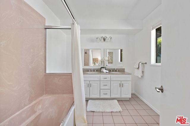 4745 Caritina Drive, Tarzana CA: https://media.crmls.org/mediaz/eade454d-a744-4c71-88e6-ebb4a9cf218f.jpg