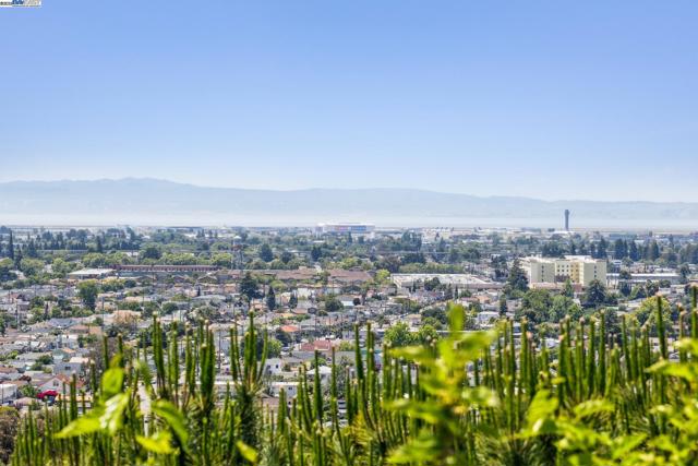 3014 BROADMOOR VIEW, Oakland CA: https://media.crmls.org/mediaz/eadf63c9-b0d5-4de8-bdce-2087aa0e832c.jpg