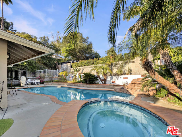 3308 Sparr Boulevard, Glendale CA: https://media.crmls.org/mediaz/eadf8fbd-29bb-47c8-8fbb-29cc64e56b5e.jpg