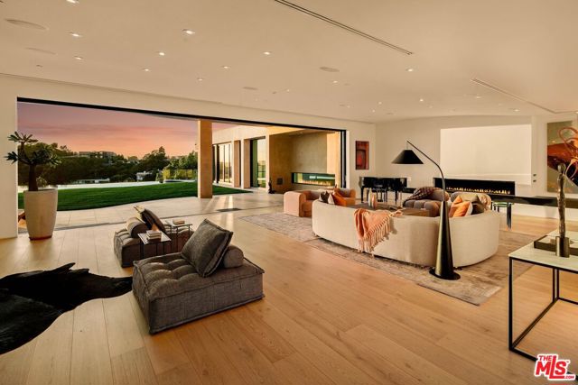 455 Castle Place, Beverly Hills CA: https://media.crmls.org/mediaz/eae05bd4-be2f-4281-8899-da6675c36f5b.jpg