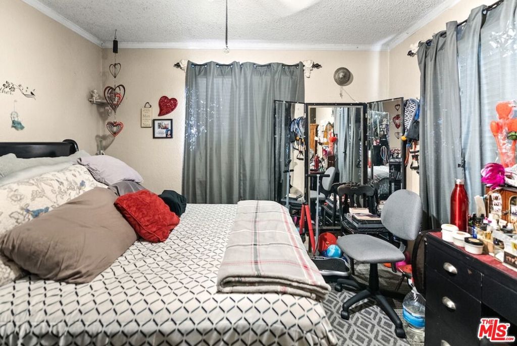 https://media.crmls.org/mediaz/eae0e44e-8b09-4a52-9089-d36a85d8a31f.jpg?preset=X-Large