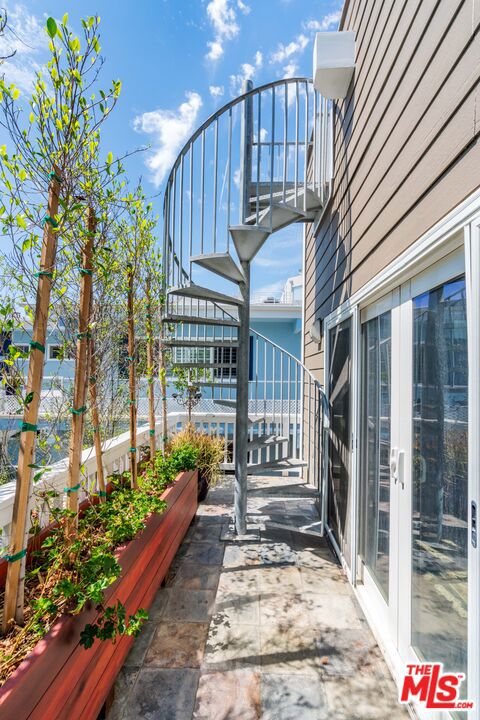 219 2nd Street, Hermosa Beach CA: https://media.crmls.org/mediaz/eae0ea70-c7bd-4410-8c73-4310ae10d510.jpg